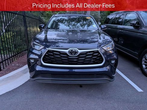 Used 2023 Toyota Highlander LE AWD/4WD image 2