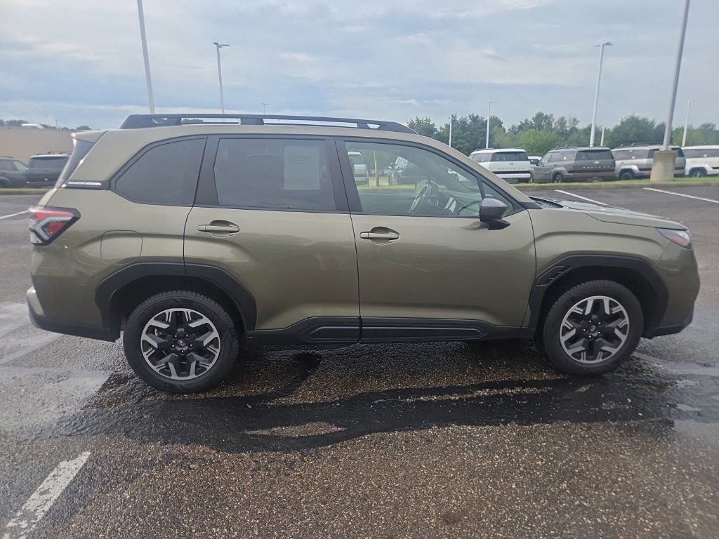 Used 2025 Subaru Forester Premium AWD/4WD image 9