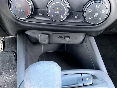 Used 2024 Chevrolet Trax LS w/ LS Convenience Package FWD image 24