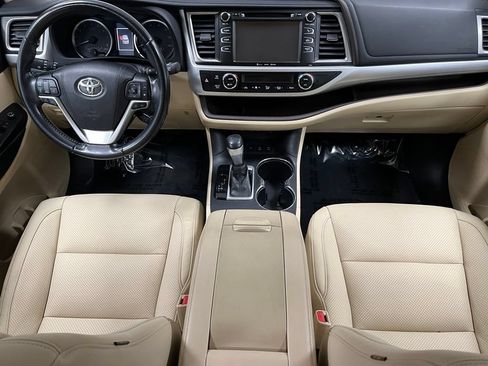 Used 2018 Toyota Highlander Plus w/ Carpet Mat Package (TMS) AWD/4WD image 26