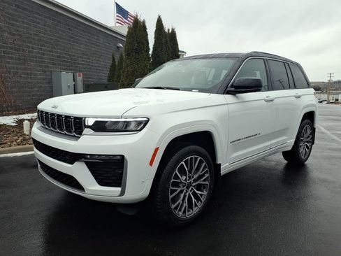 New 2026 Jeep Grand Cherokee Summit w/ MOPAR Finishing Package AWD/4WD image 2