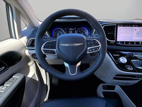 Used 2024 Chrysler Pacifica Touring-L FWD image 11