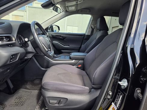 Used 2024 Toyota Highlander LE FWD image 27