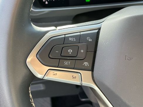 Used 2022 Volkswagen Tiguan SE w/ Panoramic Sunroof Package image 14