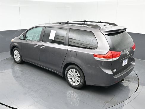 Used 2013 Toyota Sienna XLE image 15