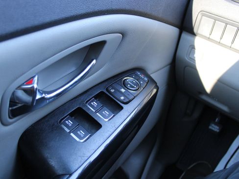 Used 2016 Kia Sedona EX FWD image 12