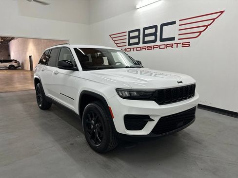 Used 2024 Jeep Grand Cherokee Altitude AWD/4WD image 1