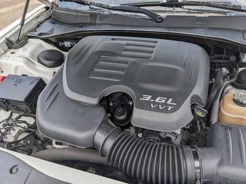 Used 2018 Dodge Charger SXT RWD image 11