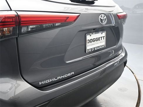 Used 2020 Toyota Highlander XLE image 25