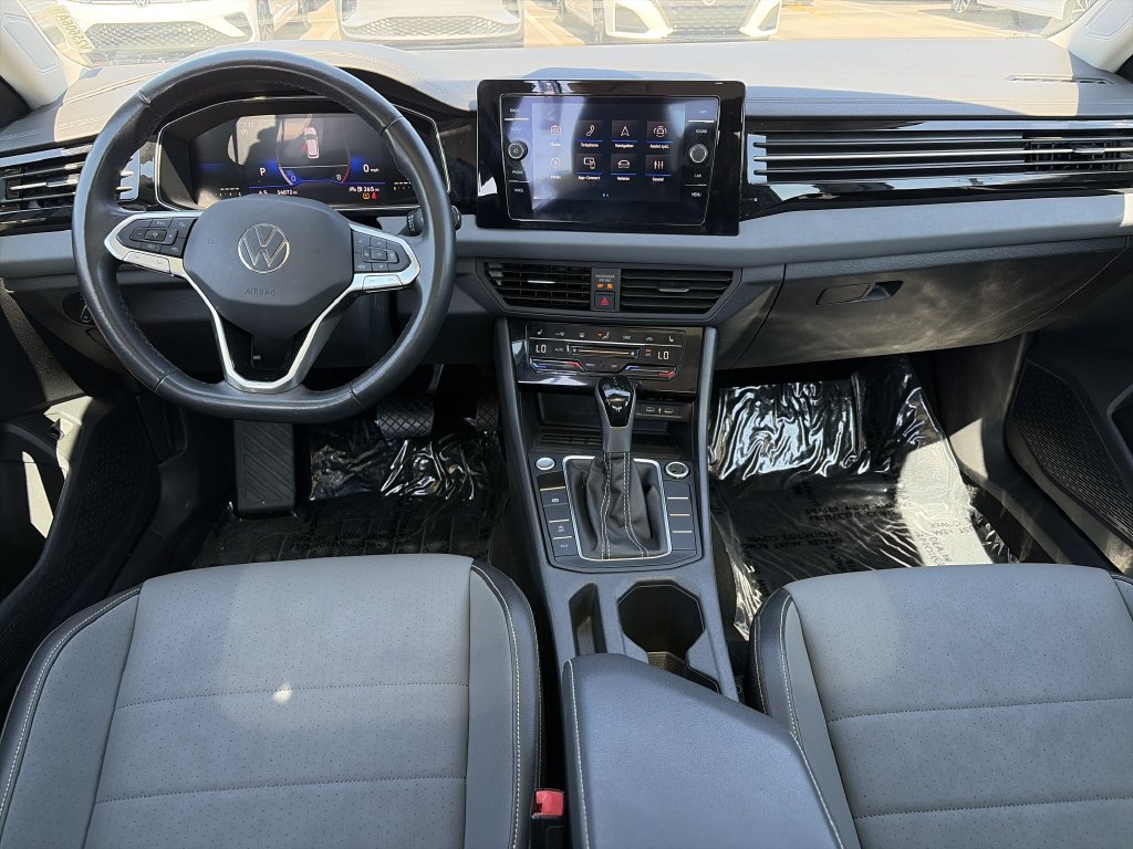 Used 2025 Volkswagen Jetta SE FWD image 2