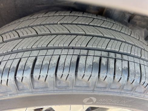 Used 2021 Toyota RAV4 XLE Premium image 11