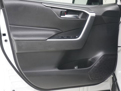 Used 2021 Toyota RAV4 XLE AWD/4WD image 12