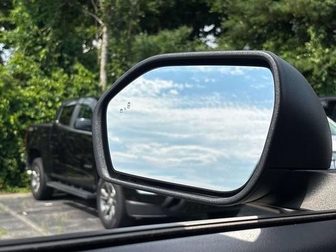 Used 2022 Ford Explorer XLT w/ Equipment Group 202A AWD/4WD image 38