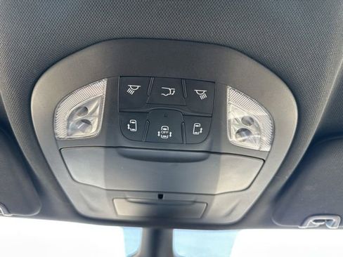 Used 2025 Chrysler Pacifica Select FWD image 19
