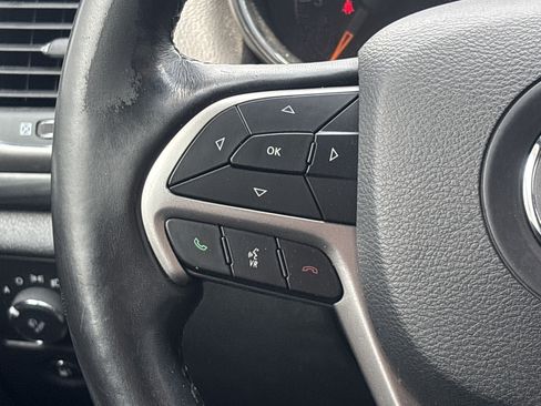 Used 2020 Jeep Grand Cherokee Altitude AWD/4WD image 6