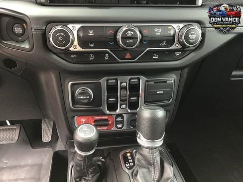 Used 2025 Jeep Gladiator Rubicon w/ Technology Group AWD/4WD image 22