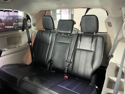 Used 2014 Chrysler Town & Country Touring image 21