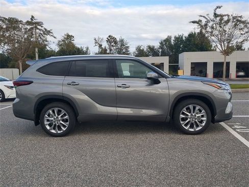 New 2026 Toyota Highlander Limited image 3