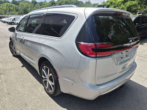 Used 2024 Chrysler Pacifica Pinnacle w/ Trailer Tow Group AWD/4WD image 4