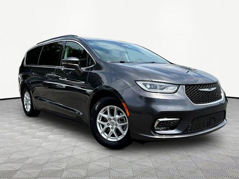 Used 2022 Chrysler Pacifica Touring-L FWD image 3