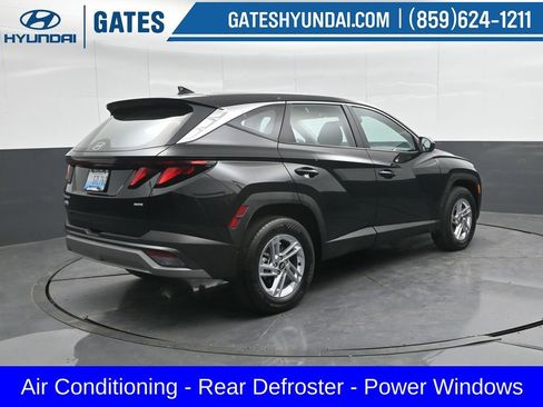Used 2025 Hyundai Tucson SE AWD/4WD image 2