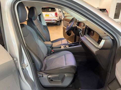 Used 2026 Volkswagen Tiguan SE FWD image 38