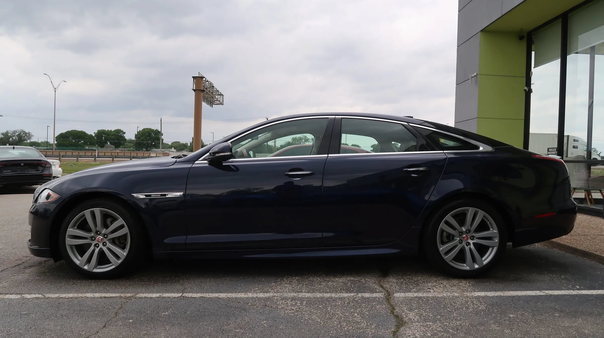 Used 2019 Jaguar XJ R-Sport RWD image 7