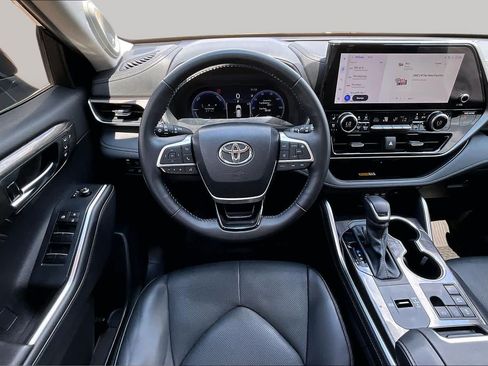 Used 2024 Toyota Highlander Limited FWD image 6