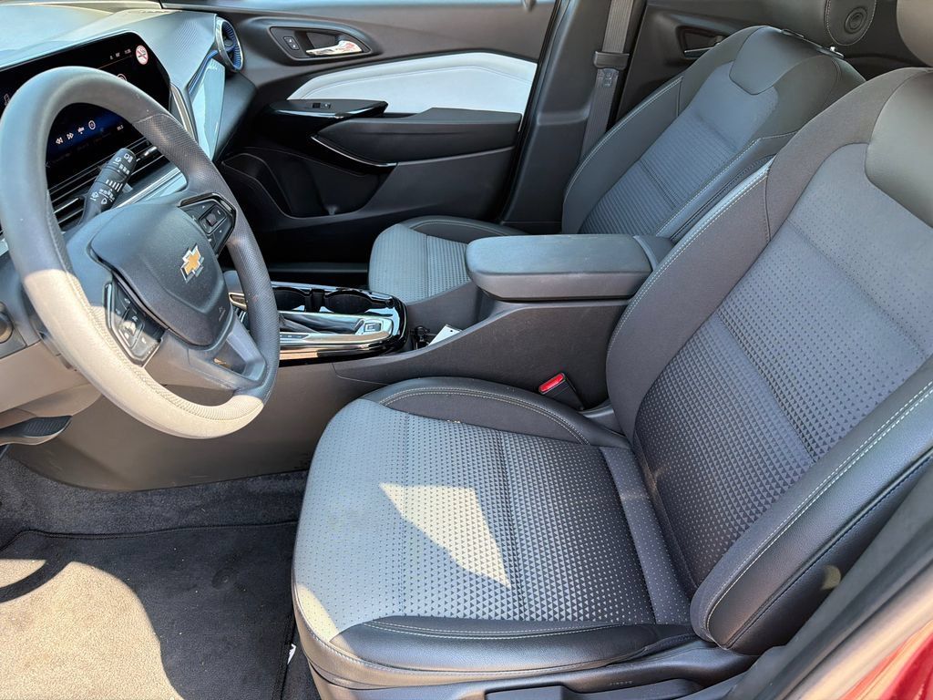 Used 2025 Chevrolet Trax LT FWD image 9