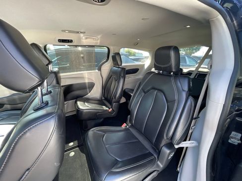 Used 2023 Chrysler Pacifica Touring-L FWD image 4