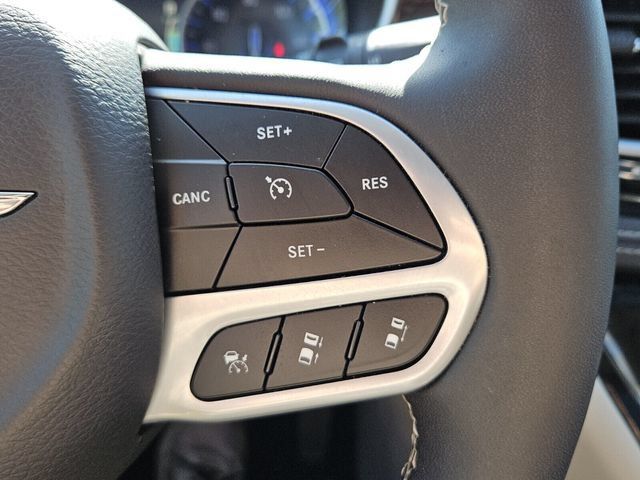 Used 2024 Chrysler Pacifica Limited FWD image 24