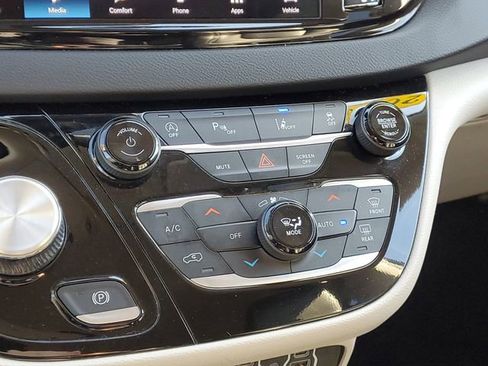 Used 2023 Chrysler Pacifica Touring-L image 26