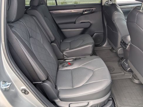 Used 2024 Toyota Highlander Platinum AWD/4WD image 5