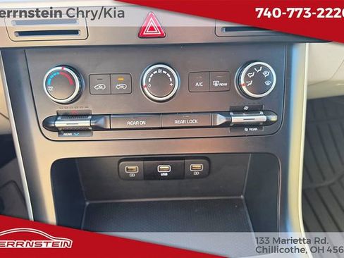 Used 2024 Kia Carnival LX FWD image 17