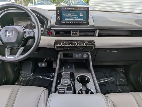 Used 2025 Honda Pilot Touring image 18