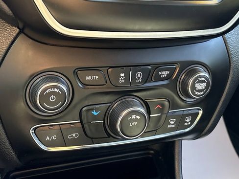Used 2019 Jeep Cherokee Latitude Plus w/ Cold Weather Group AWD/4WD image 15