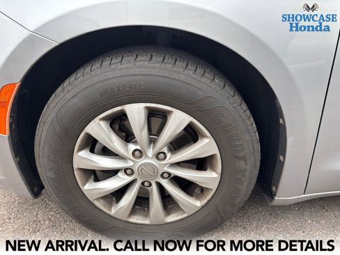 Used 2018 Chrysler Pacifica Touring-L image 7