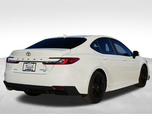 Used 2025 Toyota Camry SE w/ Convenience Package image 8
