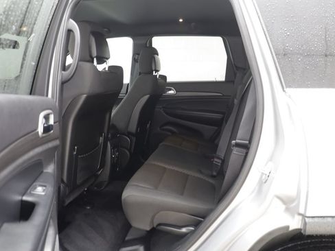 Used 2018 Jeep Grand Cherokee Laredo AWD/4WD image 13