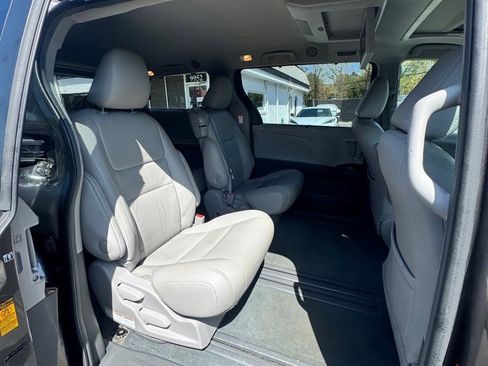 Used 2017 Toyota Sienna XLE Premium image 16