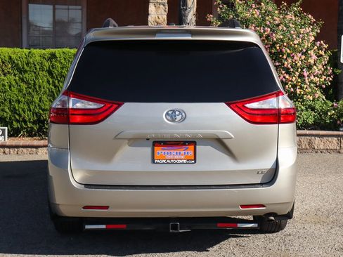 Used 2017 Toyota Sienna LE image 7