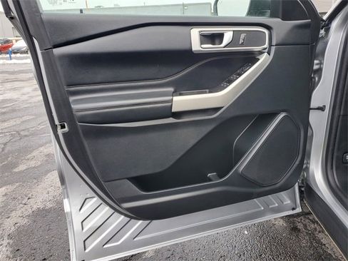 Used 2022 Ford Explorer XLT w/ Equipment Group 202A image 9