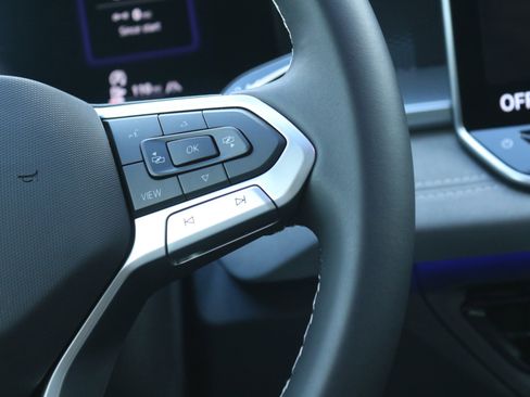 New 2025 Volkswagen Tiguan SE image 22