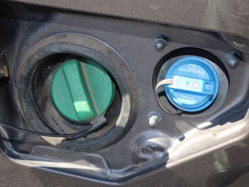 Used 2019 Nissan Titan SV w/ SV Convenience Package image 38