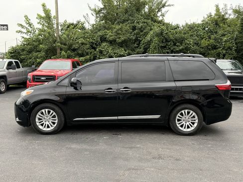 Used 2016 Toyota Sienna XLE w/ XLE Navigation Package FWD image 2