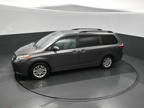 Used 2015 Toyota Sienna XLE image 18