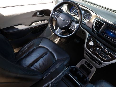 Used 2019 Chrysler Pacifica Touring-L FWD image 19