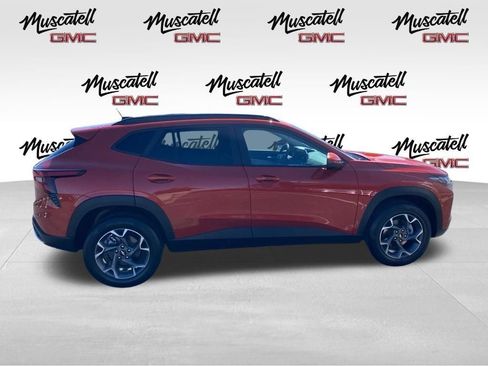 Used 2024 Chevrolet Trax LT w/ LT Convenience Package FWD image 4