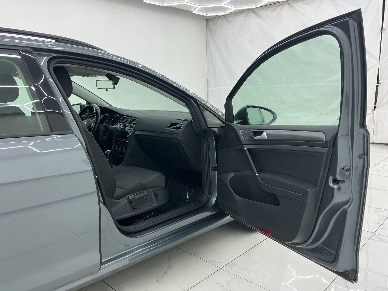 Used 2019 Volkswagen Golf S AWD/4WD image 17