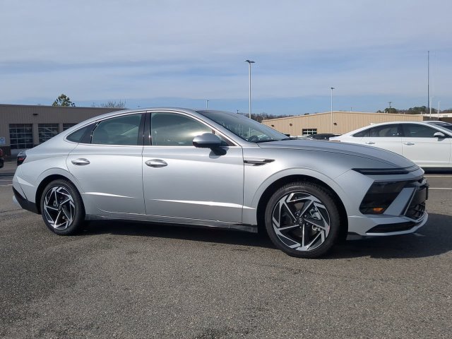 Used 2026 Hyundai Sonata SEL FWD image 2
